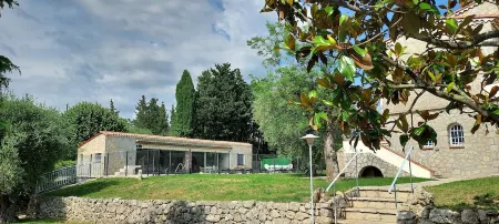 Beautiful Provencal Stone Villa with Large Pool and Pool House Отели в г. Грас