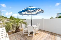 4 bedroom home with private pool. Close walk to beach and beautiful marsh views. Hotels in Lockwoods Folly