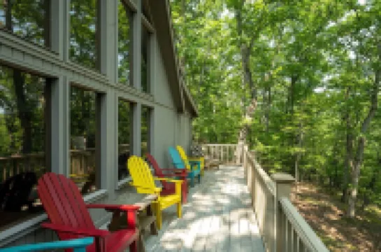 Cozy & Colorful Cabin at The Woods Resort (pet friendly