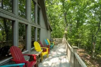 Cozy & Colorful Cabin at The Woods Resort (pet friendly Hoteles en Condado de Berkeley