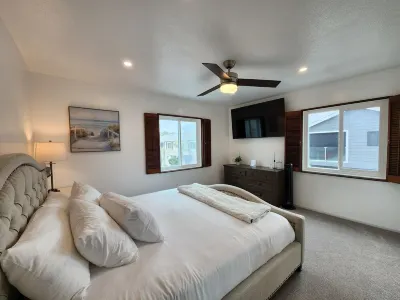 Peek-A-BOO ocean view. 50 Steps to the Sand Large Remodeled Beach House. Hotels near Newport Beach