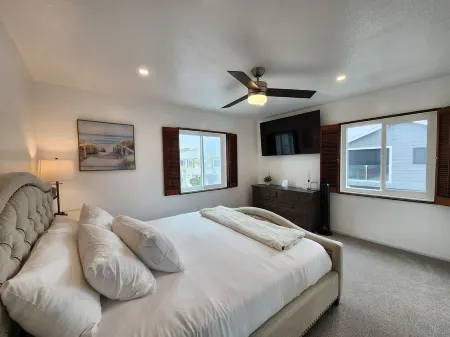 Peek-A-BOO ocean view. 50 Steps to the Sand Large Remodeled Beach House. Отели рядом с достопримечательностью «Ньюпорт-Бич»