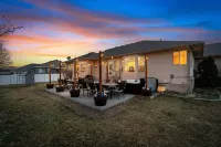 🏠Private home with hot tub. Beds for 32! - Homestays