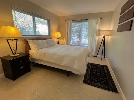 Pet Friendly, Fully Fenced! Relaxing escape in the heart of Lighthouse Point Отели рядом с достопримечательностью «Laguna Bay Nursery Inc»