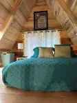 Spectacular riverfront treehouse, relaxing, swimming, paddling, and fishing.