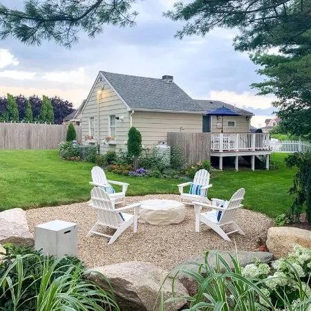 Cozy Summer Cottage Minutes from Narragansett Beaches Отели рядом с достопримечательностью «Маяк Пойнт-Джудит»