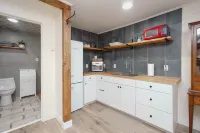 3 blocks from downtown, Pet Friendly. Natural Grocers, Awesome Shower