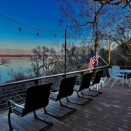 Lake View cottage, secluded, quiet, total remodel, 3 king beds