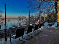Lake View cottage, secluded, quiet, total remodel, 3 king beds