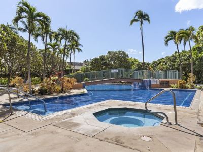 Family friendly condo, bright and beachy, walk to the beach! AC, pool, hot tub!