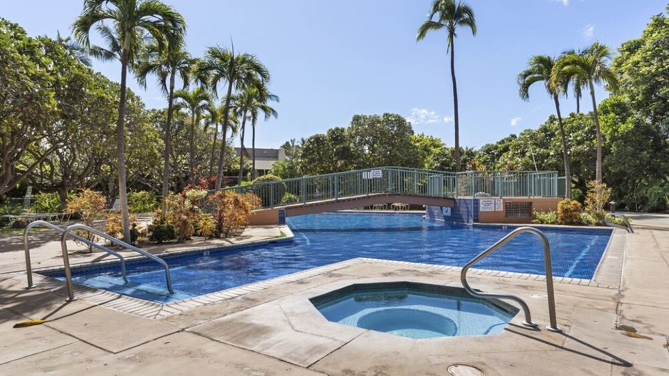 Family friendly condo, bright and beachy, walk to the beach! AC, pool, hot tub!