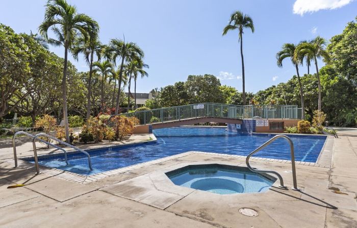 Family friendly condo, bright and beachy, walk to the beach! AC, pool, hot tub!