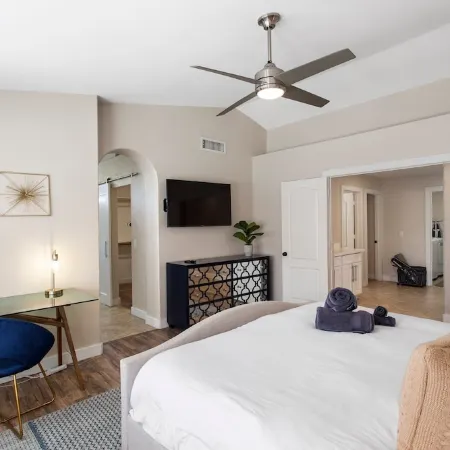 On HGTV Show House Hunters! Heated Pool! Family & Dog friendly, Prime location!