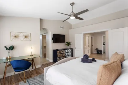 On HGTV Show House Hunters! Heated Pool! Family & Dog friendly, Prime location!