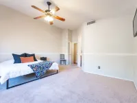 4-bedroom kid friendly home with HEATED Pool! ギルバートのホテル
