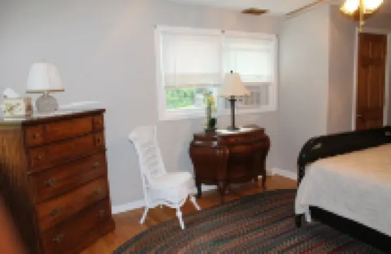 Guilford home -self check in, off-street parking