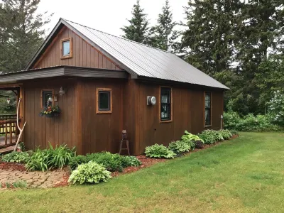 ✨🌌Peaceful riverside cabin in the UP near public beach, ❄️trails & the Porkies!🌲⛷️
