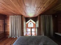 Cozy little cabin with creek access.  Great for fishing or tubing!