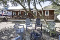 Tucker's Sea Ranch - Pup friendly, one-level ranch with fenced yard and hot tub! 원숭이재판 주변 호텔