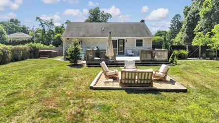 2 bedroom cottage-Cozy winter vibes with wood stove and hot tub