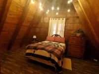 2 Wooded Acres, 2 King Beds & 1 Full Bed, Fire Pit & Plenty of Parking!