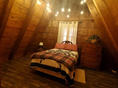 2 Wooded Acres, 2 King Beds & 1 Full Bed, Fire Pit & Plenty of Parking!