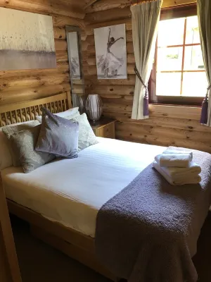 Lakeside Log Cabin with hot tub overlooking the water. Hotels near Morpeth Chantry
