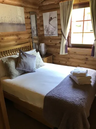 Lakeside Log Cabin with hot tub overlooking the water. Отели в г. Морпет