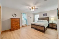 Lake Forest Escape: Secluded Retreat with Breathtaking Lake & Country Views