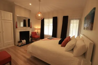 Lux Modern Minimalist Getaway, King, Open Fire, River Access/Views in Township.