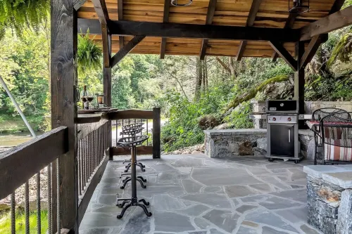 CastAway Waterfront Rustic Cabin Very Private With Outdoor Cabana Hotels in Iron Duff