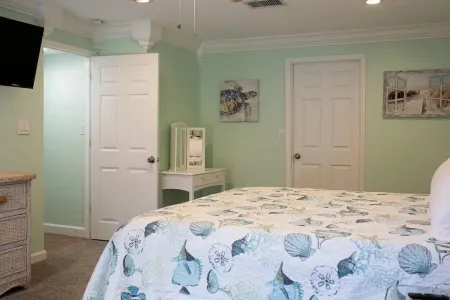 Serene Oasis: Saltwater Pool Home near KSC and Cocoa Beach"