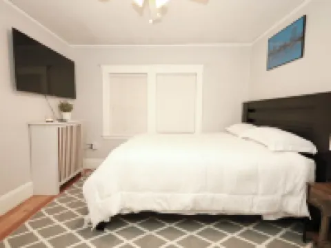 Entire House w/parking mins to Historical Boston Hoteles en Everett