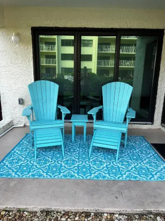 Ground Floor Newly Remodeled Large Condo on Car Free Section-New Smyrna Beach Отели в г. Нью Смирна Бич