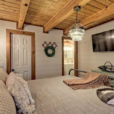 Private, Guest Favorite Cabin, Fire Pit, Close to Hiking and Downtown Clayton!