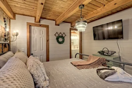Private, Guest Favorite Cabin, Fire Pit, Close to Hiking and Downtown Clayton!