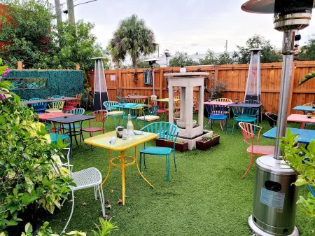 Resort Style Pool Home, 1 mi. to Palm Beach Island Отели рядом с достопримечательностью «Downtown West Palm Beach»