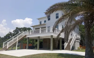 Beautiful Beach front home- 150 yards to the white sand beach 基斯勒空軍基地附近的飯店