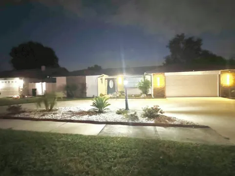 Charming 4-bedroom house with WiFi and AC in Seffner