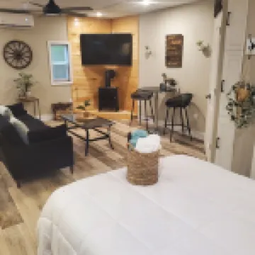 Tiny house (studio) and camper in campsite, accommodates 6 people total!