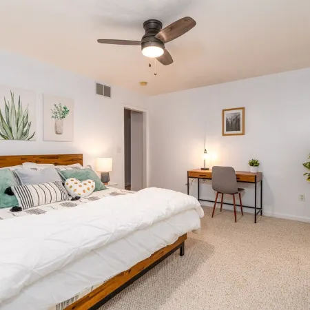 Spacious 4Br Gameroom, Fire Pit, Large Deck, Stocked Kitchen, Workstations