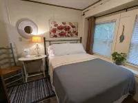 Sunrise Cottage on Lake Gaston is great for families and fishermen alike! Hotels in Mecklenburg County