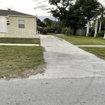 Lovely # 3 apartment near Lake Okeechobee and Marina.