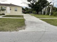 Lovely # 3 apartment near Lake Okeechobee and Marina.