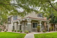 Cozy Gilbert Home - Upgraded + Modern & Pet Friendly! BARNONE at Agriptopia附近的飯店