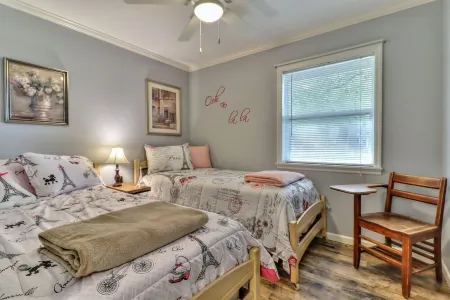 Beautiful 4 bedroom 2 full bathroom close to everything! Отели в г. Шампейн