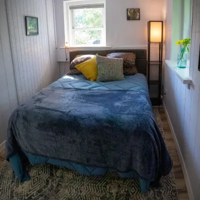 Modern , farmhouse basement, suite, queen bed, efficiency , dogs welcome.