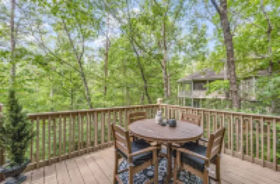 Hidden Gem Cabin: Dog friendly, cozy cabin nestled in the heart of Helen, GA