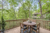 Hidden Gem Cabin: Dog friendly, cozy cabin nestled in the heart of Helen, GA