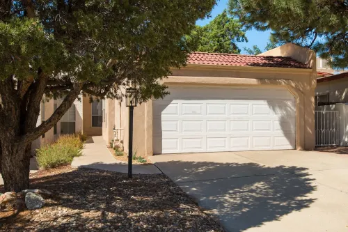 MOON HAVEN: Stylish 2-Bedroom Retreat with Patio - Bungalows